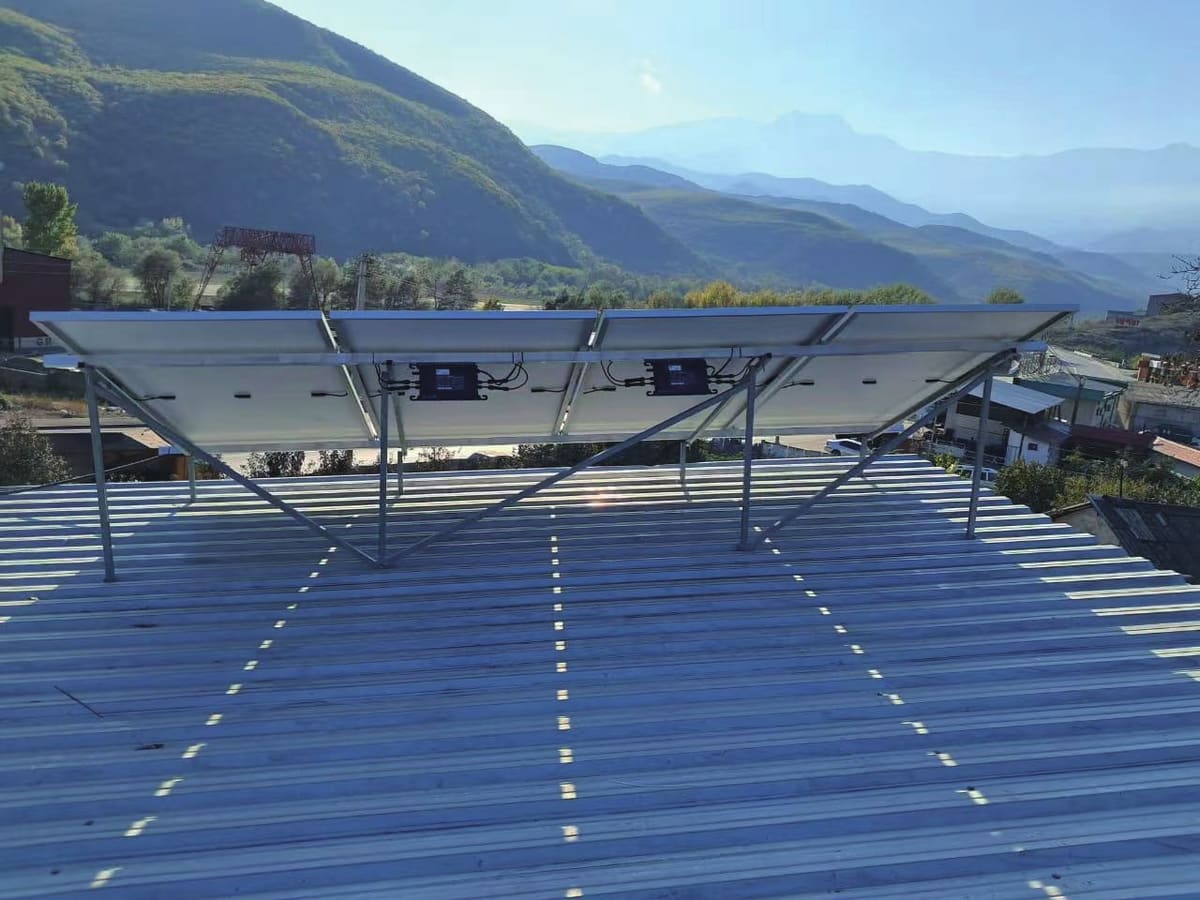 PV-Anlage auf dem Flachdach eines Gewerbegebäudes