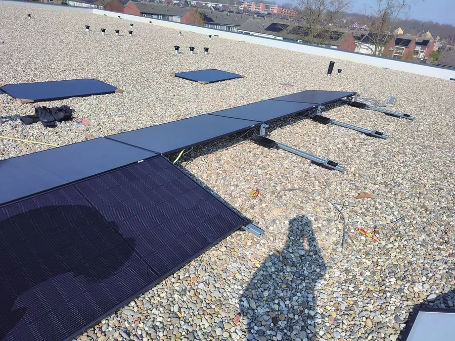 Installation sur toit plat avec supports lestés